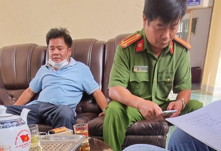 Người áo xanh, một trong ba người đánh nhóm nhà báo bị công an mời làm việc. Ảnh: Công an cung cấp