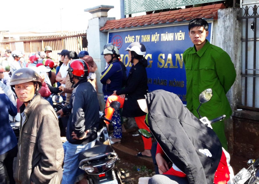 Người dân vây Công ty Hoàng Sang vì nghi vấn vỡ nợ