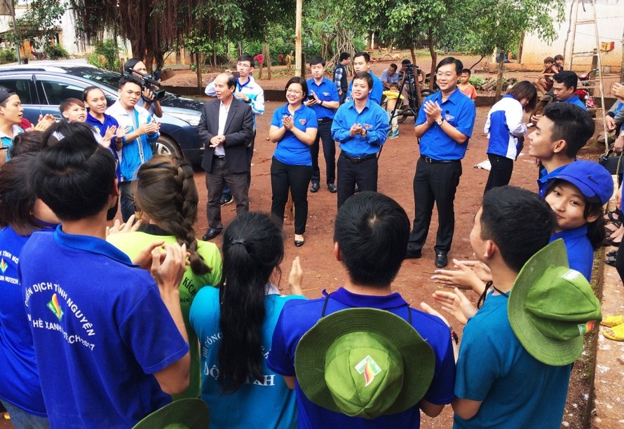 21 sinh viên của Trường Đại học công nghệ TP. HCM HUTECH tặng anh Lê Quốc Phong cùng đoàn công tác bài hát sôi động