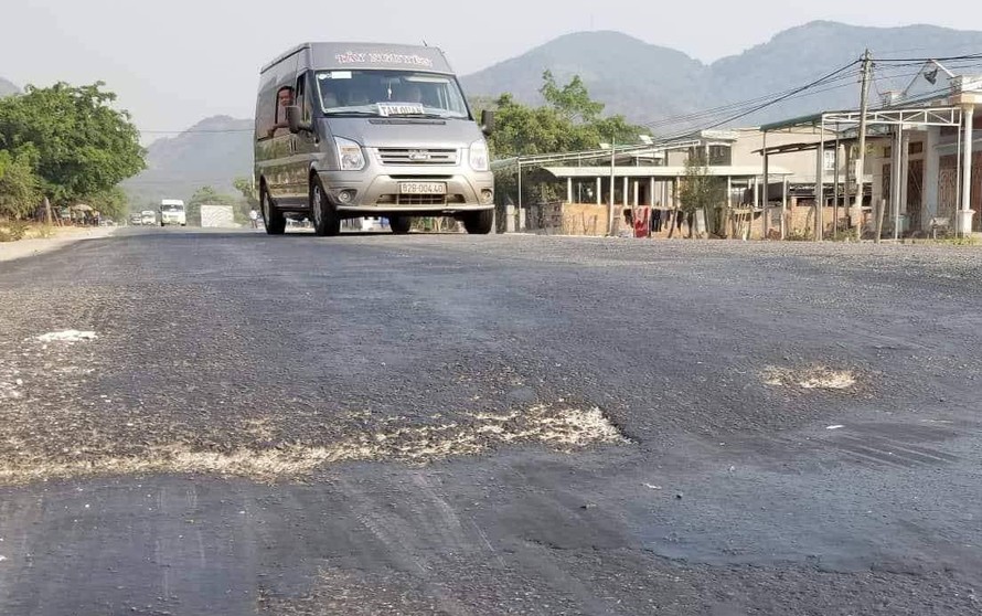 Đoạn quốc lộ 19 qua huyện Đắk Pơ có nhiều gờ cao nguy hiểm