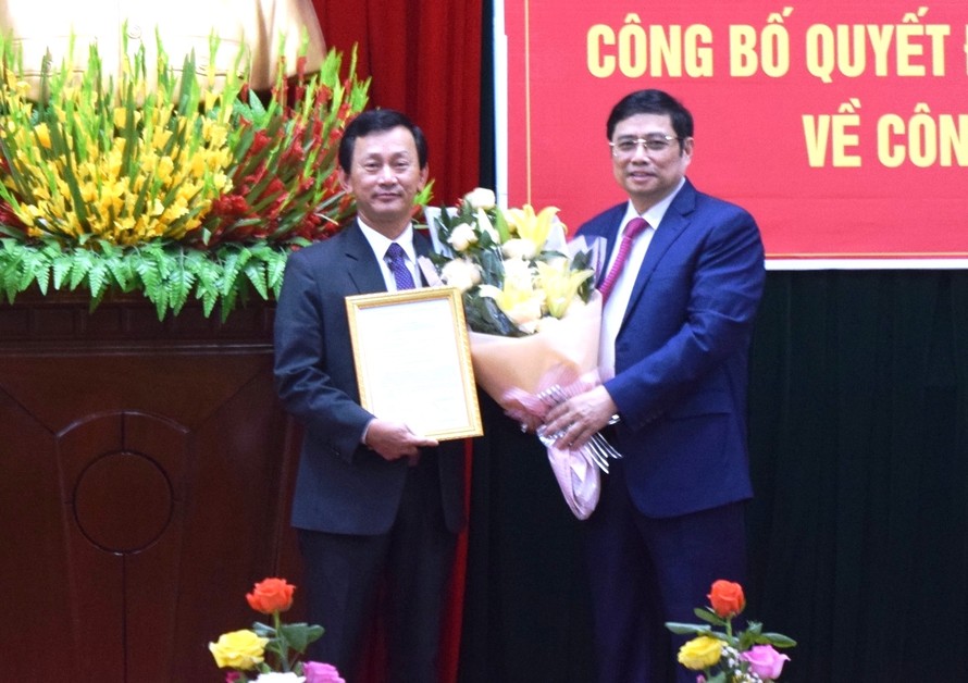 Ông Phạm Minh Chính trao quyết định và tặng hoa cho tân Bí thư Tỉnh uỷ Kon Tum Dương Văn Trang