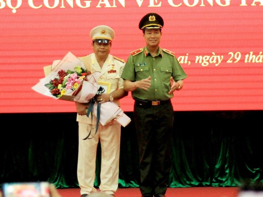 Thiếu tướng Lê Tấn Tới trao Quyết định bộ nhiệm đại tá Rah Lan Lâm (áo trắng) giữ chức Giám đốc Công an tỉnh Gia Lai