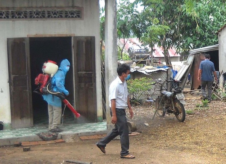 Phun hoá chất khử khuẩn tại xã Ya Xiêr, huyện Sa Thầy (ảnh Khoa Điềm)