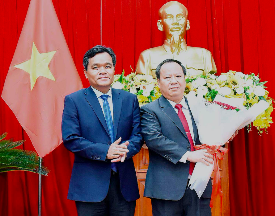 Bí thư Tỉnh uỷ Gia Lai Hồ Văn Niên tặng hoa chúc mừng ông Châu Ngọc Tuấn, ảnh Đức Thuỵ