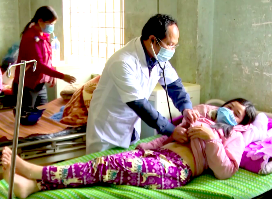 Bác sĩ kiểm tra sức khoẻ cho một bệnh nhân ở thôn Kon Kum nhập viện