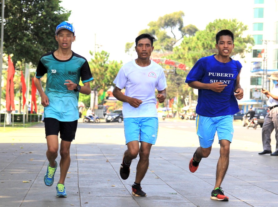 Các vận động viên đang tập luyện hàng ngày tại thành phố Pleiku chuẩn bị tranh tài Giải Tiền Phong Marathon 2021