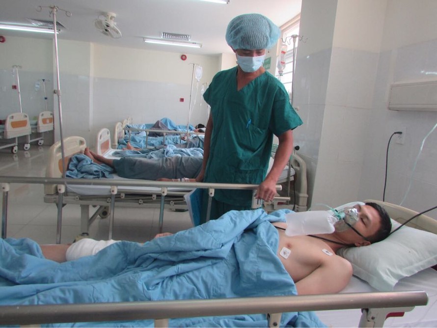 Anh Việt đang được điều trị tại bệnh viện