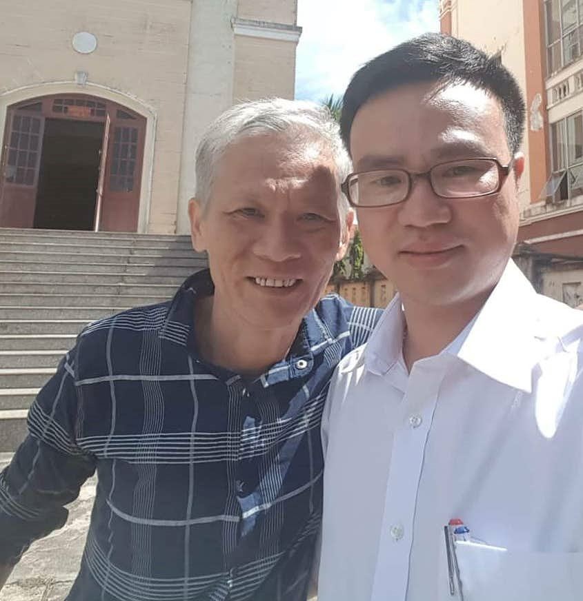 Ông Đỗ Văn Hùng (bên trái ảnh) được trả tự do ngay tại tòa sau 4 thụ án tù giam. 