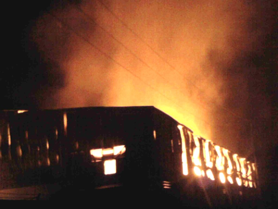 Vụ cháy nhà máy giấy của Công ty cổ phần giấy Thành Đạt đã thiêu rụi hàng ngàn m2 nhà xưởng, kho 