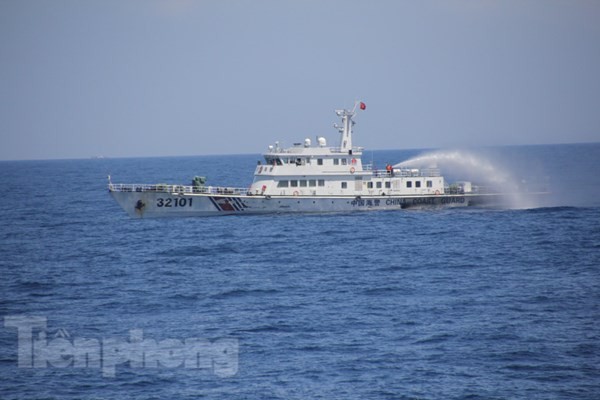 LẠ: Tàu Trung Quốc tự phun nước vào nhau