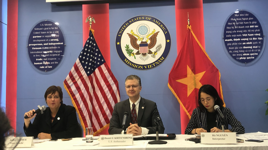 Đại sứ Mỹ Daniel Kritenbrink (giữa) trong cuộc họp báo ngày 7/4. (Ảnh: Thu Loan)