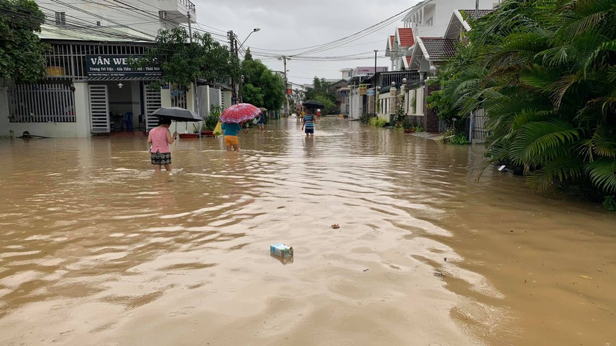 Dân Nha Trang “vật lộn” di chuyển trên những con đường ngập chìm trong nước