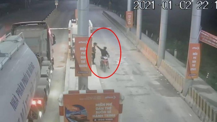 Nhân viên trạm thu phí BOT Ninh Xuân bị người đi xe máy hành hung.