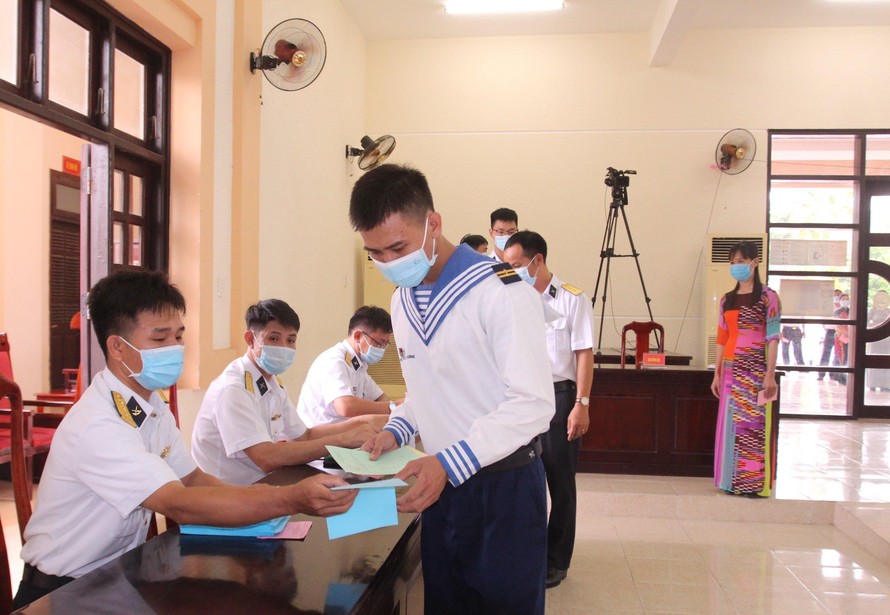 Cử tri huyện đảo Trường Sa bỏ phiếu tại khu vực Vùng 4 - Hải quân. Ảnh C.H