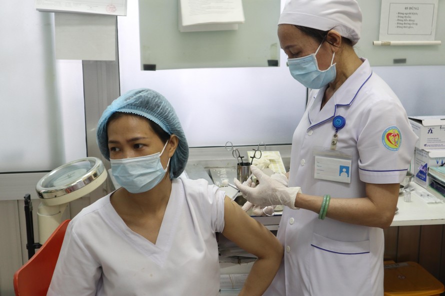 Khánh Hoà tiêm vắc xin phòng COVID - 19 cho nhân viên y tế. Ảnh CDC Khánh Hoà.