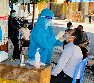 Nhân viên y tế Khánh Hoà lấy mẫu test nhanh COVID - 19 cho người dân