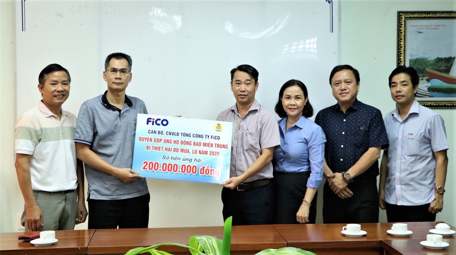 Thông qua báo Tiền Phong, ông Lã Thế Hiệp (thứ 4 từ phải qua) cùng đại diện Công đoàn Tổng công ty FiCO l trao tiền ủng hộ đồng bào miền Trung bị bão lũ