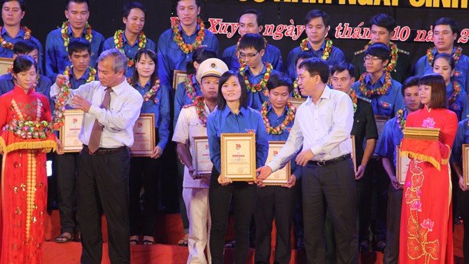 Nguyễn Thị Mai Sao được vinh danh 1 trong 16 gương mặt tiêu biểu của tuổi trẻ Hà Tĩnh dịp kỷ niệm 100 năm ngày sinh Anh hùng Lý Tự Trọng.