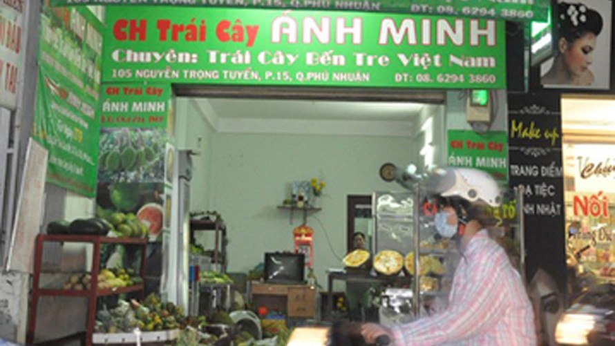 Căn nhà số 105 Nguyễn Trọng Tuyển (TPHCM) đang được cho thuê bán hoa quả. Ảnh: Huy Thịnh.