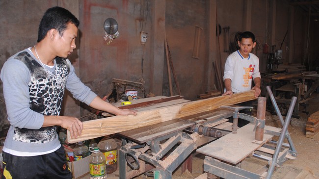 Anh em Thọ (phải), Thực (trái) tại xưởng mộc do mình làm chủ Ảnh: Duy Ngợi