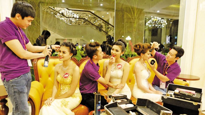 Các chuyên gia trang điểm cho các thí sinh dự thi Hoa hậu Việt Nam 2014. Ảnh: Hồng Vĩnh.