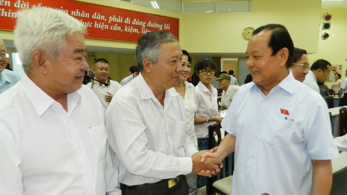 Bí thư Thành ủy TPHCM Lê Thanh Hải (ngoài cùng bên phải) tiếp xúc cử tri quận 10 ngày 29/11.