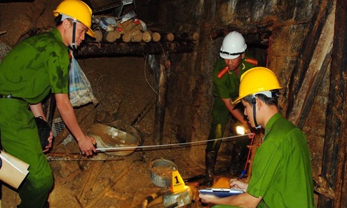 Công an tỉnh Lâm Đồng khám nghiệm hiện trường vụ sập hầm thủy điện sáng 20/12. Ảnh: Văn Thành/ VnExpress