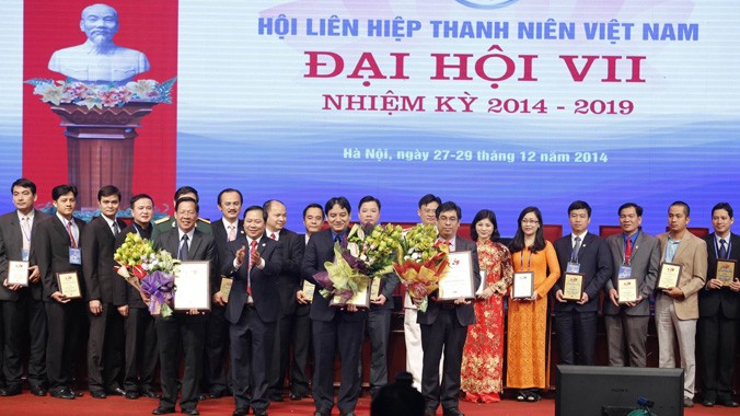 Anh Nguyễn Phi Long tặng hoa cảm ơn chia tay các anh lãnh đạo và các anh chị UBT.Ư Hội khóa VI.