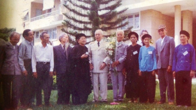 Ông Tuấn, bà Tệch (thứ 3,5 từ trái sang) chụp ảnh cùng Đại tướng Võ Nguyên Giáp.