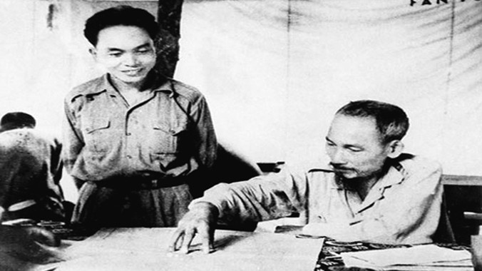 Chủ tịch Hồ Chí Minh và Đại tướng Võ Nguyên Giáp tại Sở chỉ huy Chiến dịch biên giới 1950. Ảnh: Tư liệu.