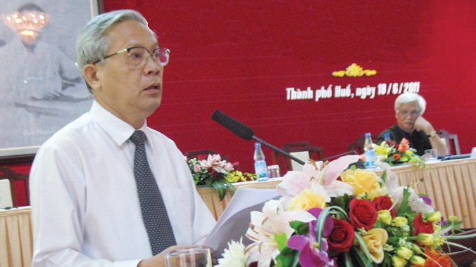 Nhà thơ Nguyễn Khoa Điềm trong một cuộc hội thảo.