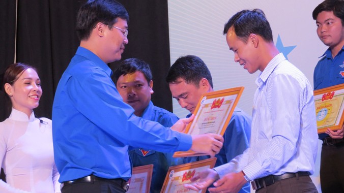 Anh Lê Quốc Phong, Bí thư BCH Trung ương Đoàn, Chủ tịch TW Hội Sinh viên Việt Nam trao tặng bằng khen cho các tình nguyện viên, người dân tham gia Tiếp sức mùa thi.