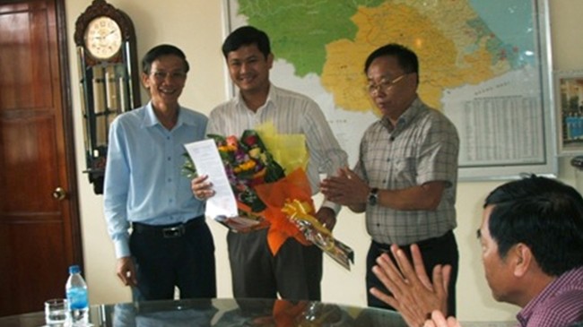 Lê Phước Hoài Bảo (đứng giữa) nhận quyết định làm Phó Giám đốc Sở KH&ĐT Quảng Nam hồi tháng 4/2015. Ảnh: Dpiqnam.