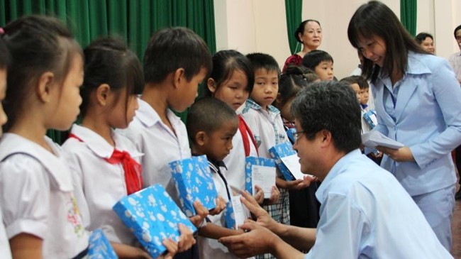 Ông Yung Yang Su, Tổng Giám đốc POSCO-Việt Nam tặng quà và học bổng cho học sinh nghèo hiếu học.