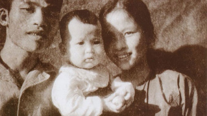 Bức hình duy nhất Minh Vân chụp cùng bố Đào Phúc Lộc - mẹ Hoàng Minh Phụng tại chiến khu Việt Bắc, Đại Từ, Thái Nguyên.
