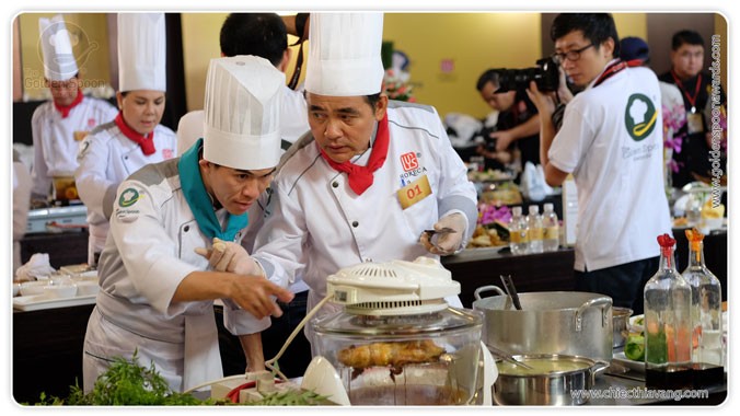 Các đội đầu bếp tham dự Vòng bán kết phía Nam tập trung cao độ làm bài thi.