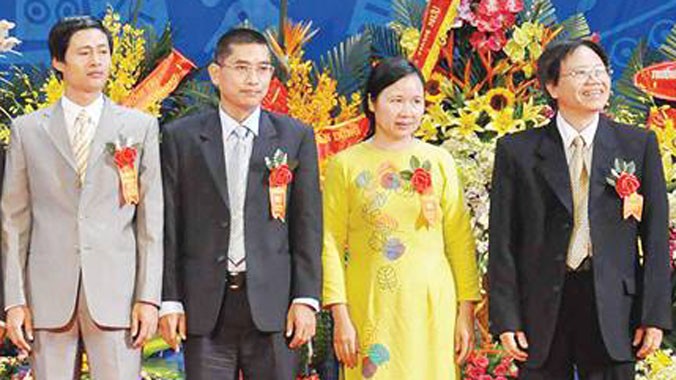 GS Nguyễn Văn Hiếu (thứ 3 từ phải sang) trong lễ trao giấy chứng nhận và quyết định phong tặng chức danh GS, PGS sáng qua.