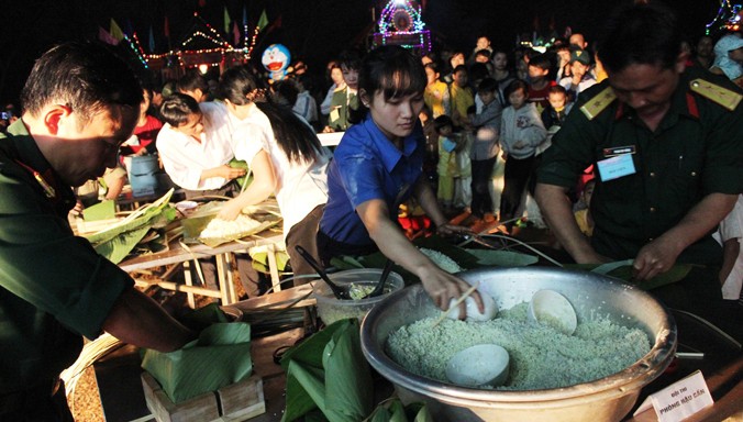 Đoàn viên thanh niên Quân đội và địa phương gói bánh chưng, bánh tét tặng người nghèo đón Tết. Ảnh: Nguyễn Minh.