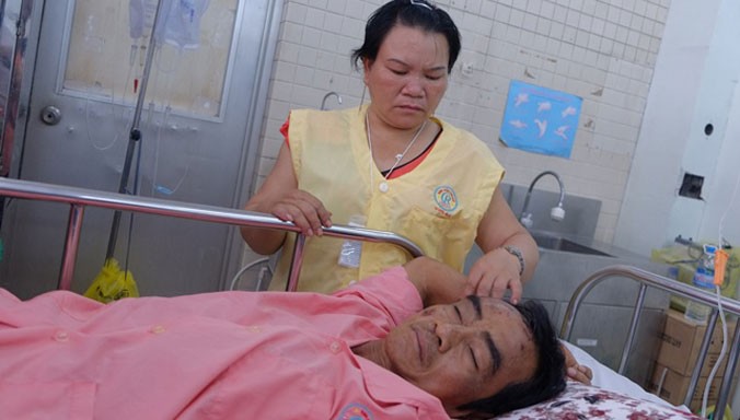 Ông Huỳnh Văn Nén đang được chăm sóc điều trị tại Bệnh viện Chợ Rẫy (TPHCM) sau tai nạn giao thông chiều 22/3. Ảnh: Quốc Ngọc.