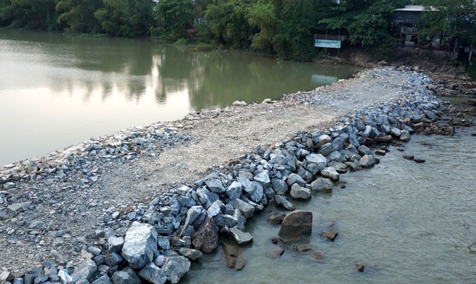 Nước sông Cái đã thấp hơn mặt đập ngăn mặn Vĩnh Phương khoảng 20cm.