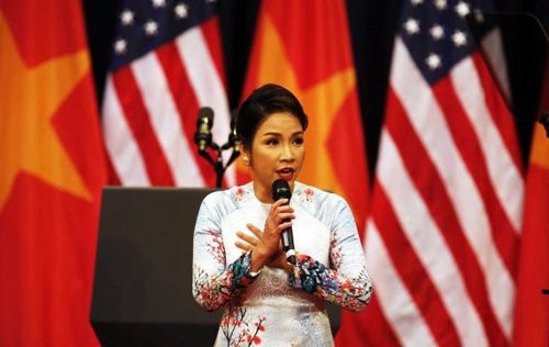 Phần trình diễn ‘Quốc ca’ của Mỹ Linh tại sự kiện đón tiếp Tổng thống Mỹ Obama. Ảnh: Vietnamnet.