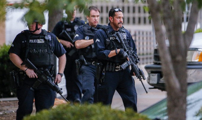 Cảnh sát hôm qua gác bên ngoài trụ sở Sở Cảnh sát Dallas sau khi họ nhận được lời đe dọa tấn công. Ảnh: EPA.