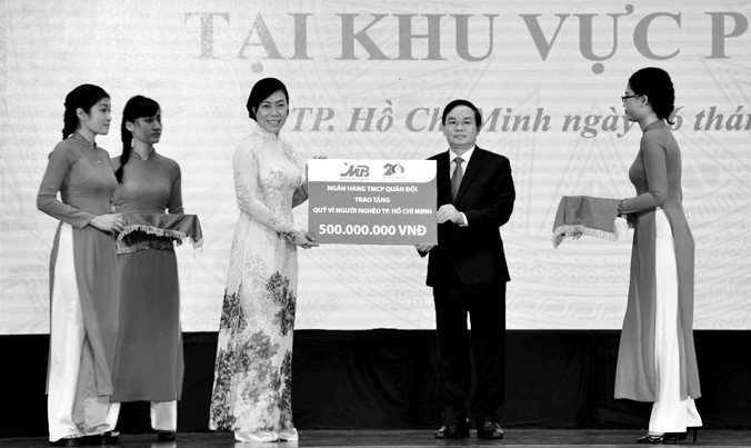 Thiếu tướng, TS Lê Công - Tổng giám đốc MB, đại diện Ban lãnh đạo trao quà cho Quỹ Vì người nghèo TP HCM.