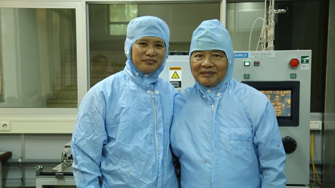 GS.TSKH Thân Đức Hiền (bên phải), trong phòng thí nghiệm của Viện Đào tạo quốc tế về khoa học vật liệu.