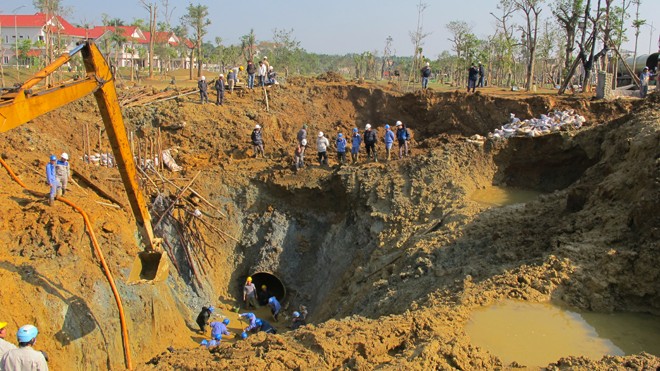 Đường ống nước Sông Đà liên tục vỡ làm tăng nguy cơ lãng phí nước sạch ở Hà Nội. Ảnh: Như Ý.