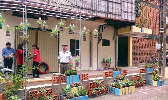 Vườn hoa được hình thành từ bãi rác thuộc tổ dân phố số 27, phường Phương Mai, Q. Đống Đa.