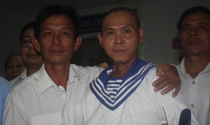 Anh Trương Văn Hiền và anh Dương Văn Dũng bùi ngùi ngày gặp mặt.