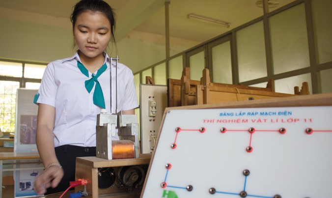 Nguyễn Việt Trinh bên mô hình phanh điện từ.