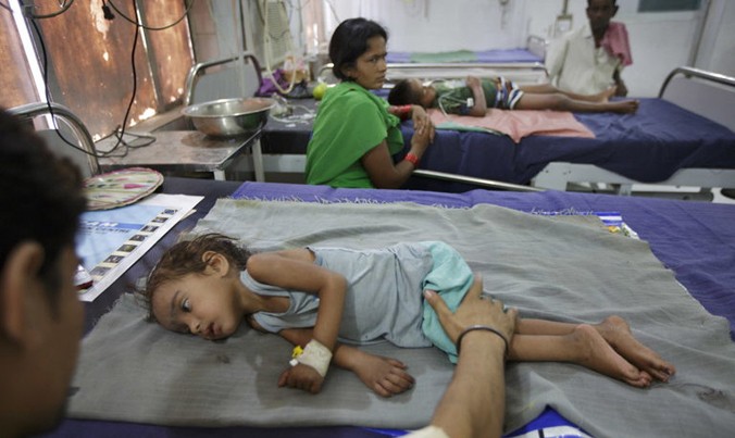 Nhiều đứa trẻ ở Muzaffarpur, Ấn Độ phải nhập viện sau khi ăn vải xanh trong lúc đói bụng.
