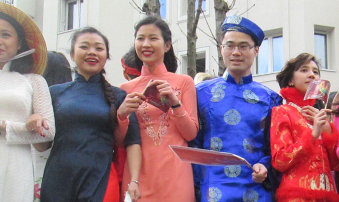 Người Việt trong lễ diễu hành.